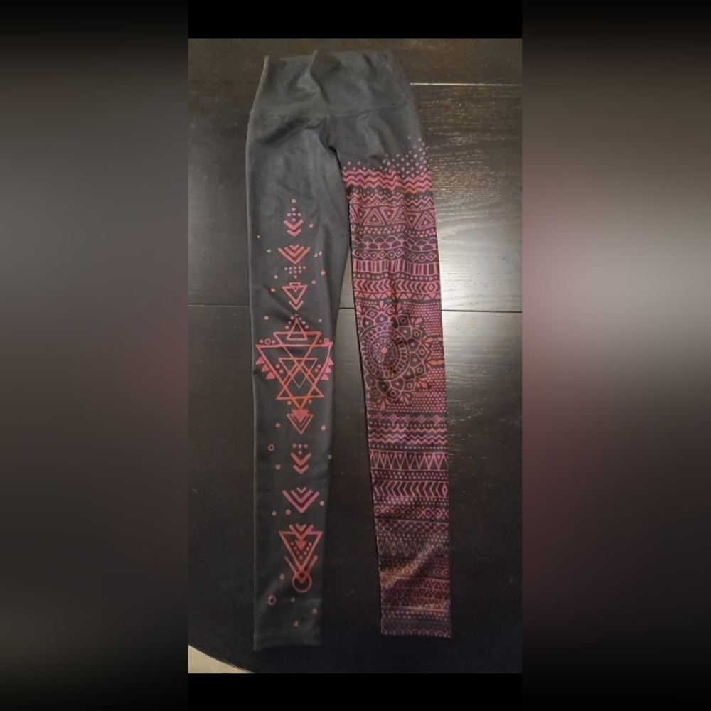 Mika Leggings Mandala Geometric Pattern Black and Burgundy, XS/S - Picture 3 of 10